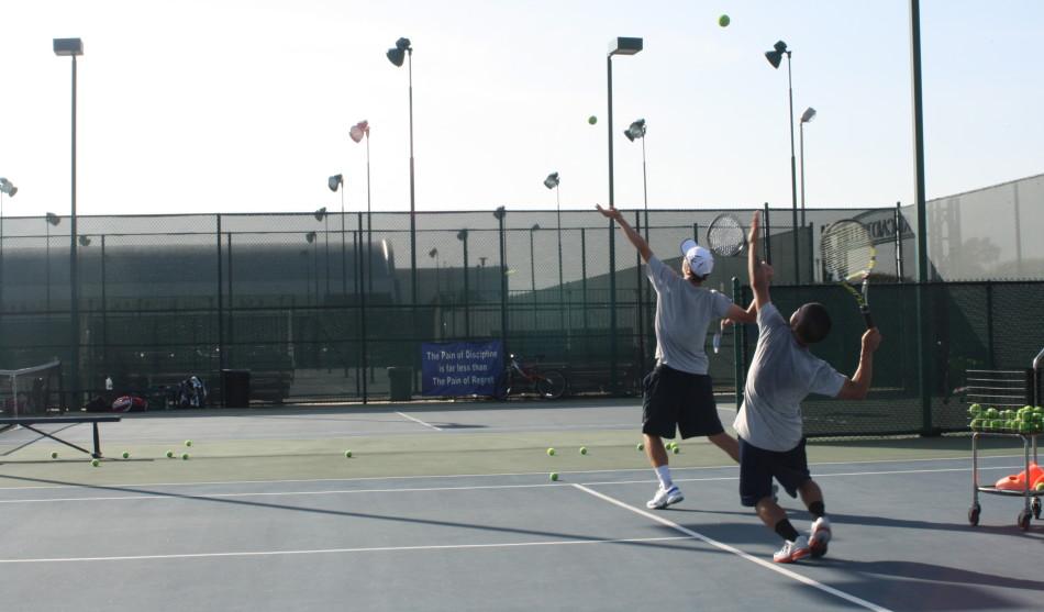 Nathan+Eshmade+%28left%29+and+Jose+Pacquing+%28right%29+practicing+their+serve+on+Mar.+6%2C+2014.+Photo+credit%3A+Armando+Jacobo
