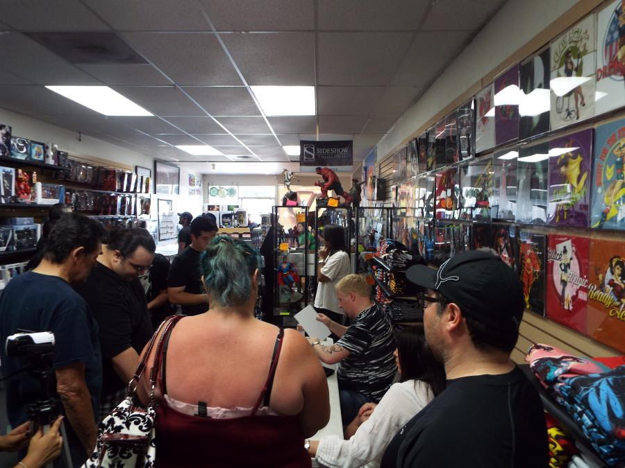 Free+Comic+Book+Day+attendees+patiently+wait+for+artist%2C+Ethan+Van+Sciver+to+sign+their+comic+books+and+on+the+spot+drawn+sketches.+Photo+credit%3A+Nicolette+Aguirre
