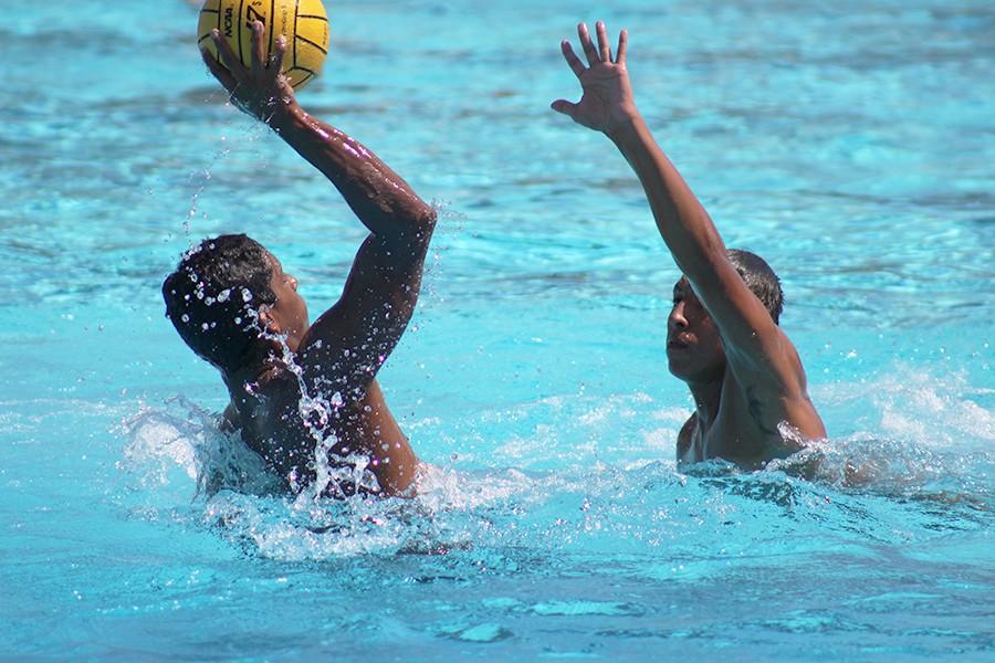 Men+water+polo+is+practicing+offensive+and+defensive+drills+at+practice.+The+drill+was+held+3+offense+players+and+2+defense+players.+Photo+credit%3A+Christian+Gonzales