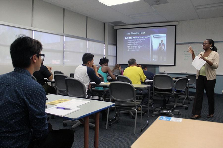 After a first good impression comes the “elevator pitch”. Career counselor, Clara Ross-Jones (standing right), explains to students to come up with a “Tell me about yourself?” pitch that lasts to 2 minutes maximum and use it during an interview when seeking employment.