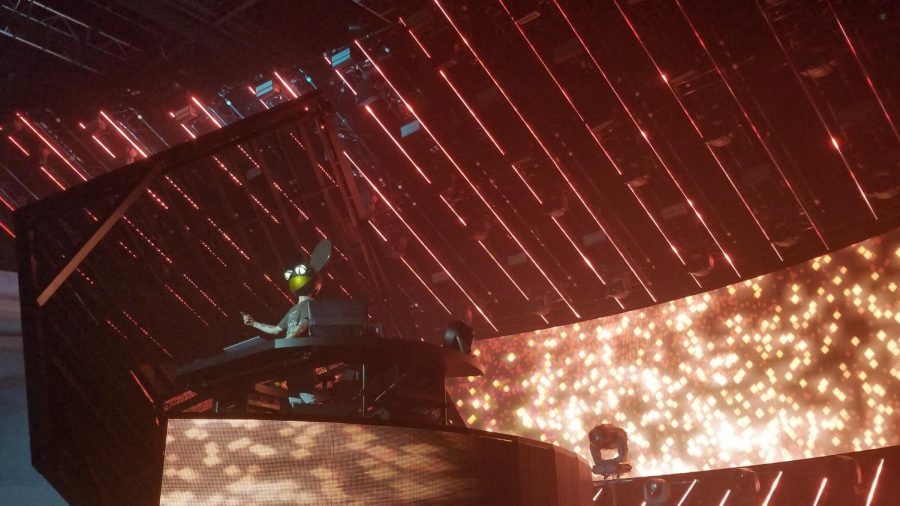 As+his+Cubev3+rotates%2C+Deadmau5+shows+his+face+embracing+the+crowd.+Taken+Sept+29%2C+2019.