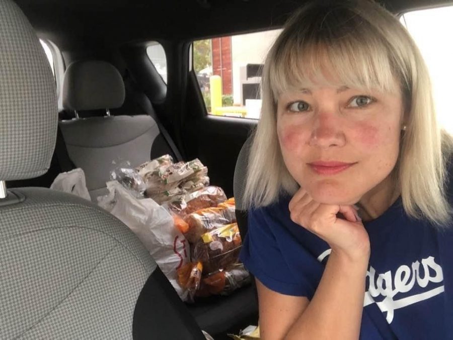 Kirsten+volunteers+for+Food+finders+by+picking+up+food+from+one+location+like+a+grocery+store+and+delivers+it+to+a+local+food+pantry.++These+pantries+help+people+in+need.++Oct.+24%2C+2020+Photo+credit%3A+Kirsten+Spreitzer
