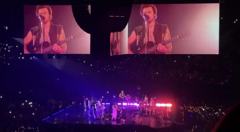 27-year-old musician Harry Styles presented his album, Fine Line, during his tour. Styles cracked jokes with the audience encouraging them to have fun, dance and sing their heart out.