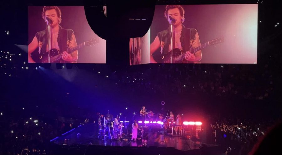 27-year-old+musician+Harry+Styles+presented+his+album%2C+Fine+Line%2C+during+his+tour.+Styles+cracked+jokes+with+the+audience+encouraging+them+to+have+fun%2C+dance+and+sing+their+heart+out.