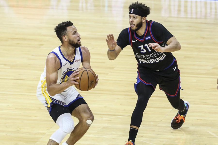 Philadelphia 76ers Seth Curry guards his brother, Golden State Warriors point guard Stephen Curry, during the fourth quarter at the Wells Fargo Center on Monday, April 19, 2021 in Philadelphia.