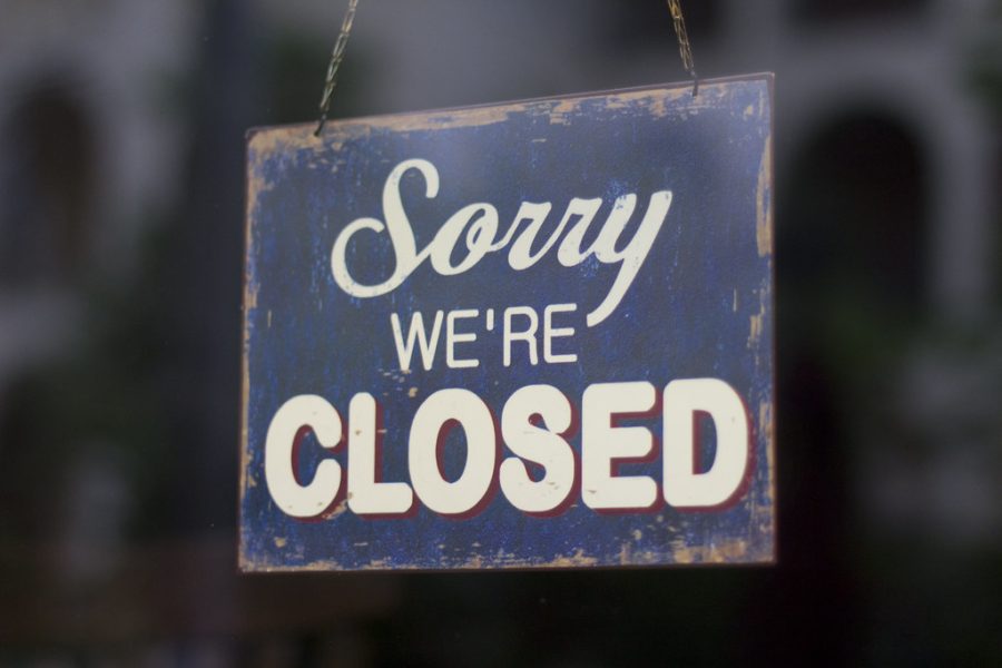 This is an image of a closed sign on a restaurant and the picture was taken in Greece.