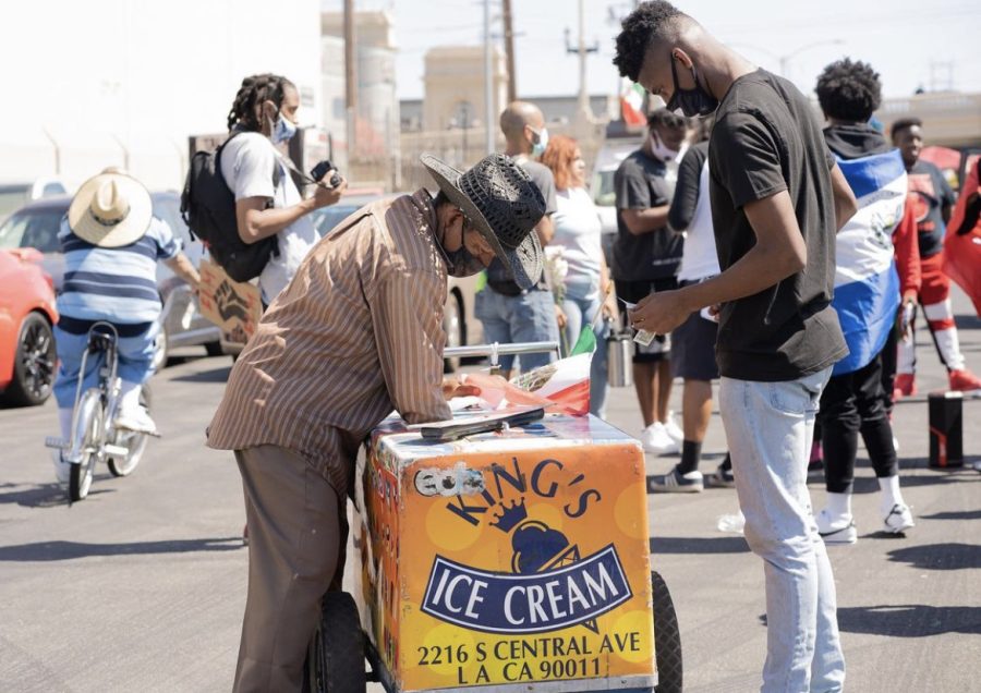 Street vendors consist of individual sellers selling a variety of products ranging from food, snacks, sweet treats and more. They typically sell on sidewalks in booths, stands, and carts. Photo credit: Clarissa Arceo