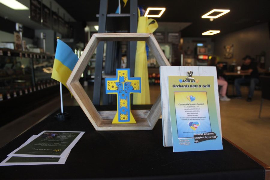 Pop-up event to raise funds for Ukraine in Whittier hosted hundreds of supporters. Photo credit: Alfredo Menjivar