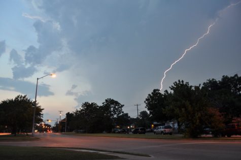 This is a photo of lightning that took place in 2011 and is similar to the lightning that was flashing around 4 a.m. on June 22. This photo was by Brilhast1 (and Nathan Vaughn on Flickr).