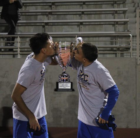 Falcons kiss trophy