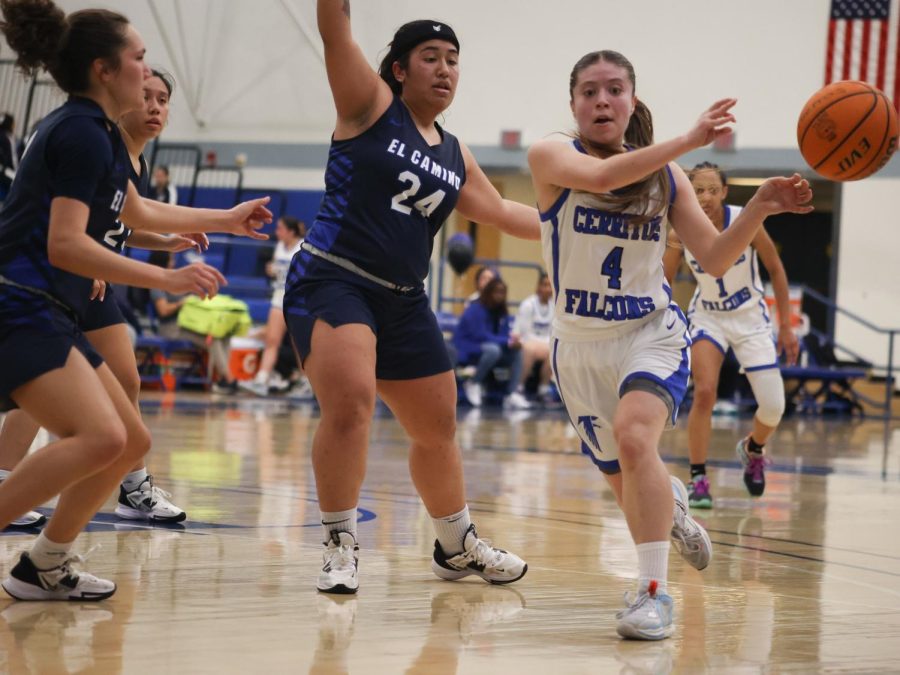 (No.4) Damarie Saldivar passes the Basketball to her teammates.