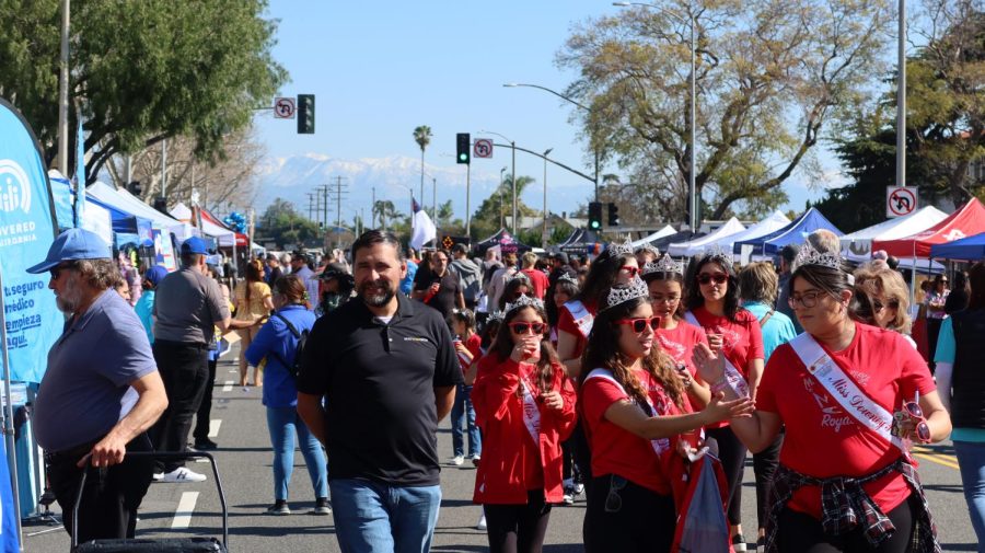 Large+crowds+of+visitors+walking+through+the+Downey+Street+Fair+and+stopping+at+some+of+the+booths%2C+March+18.